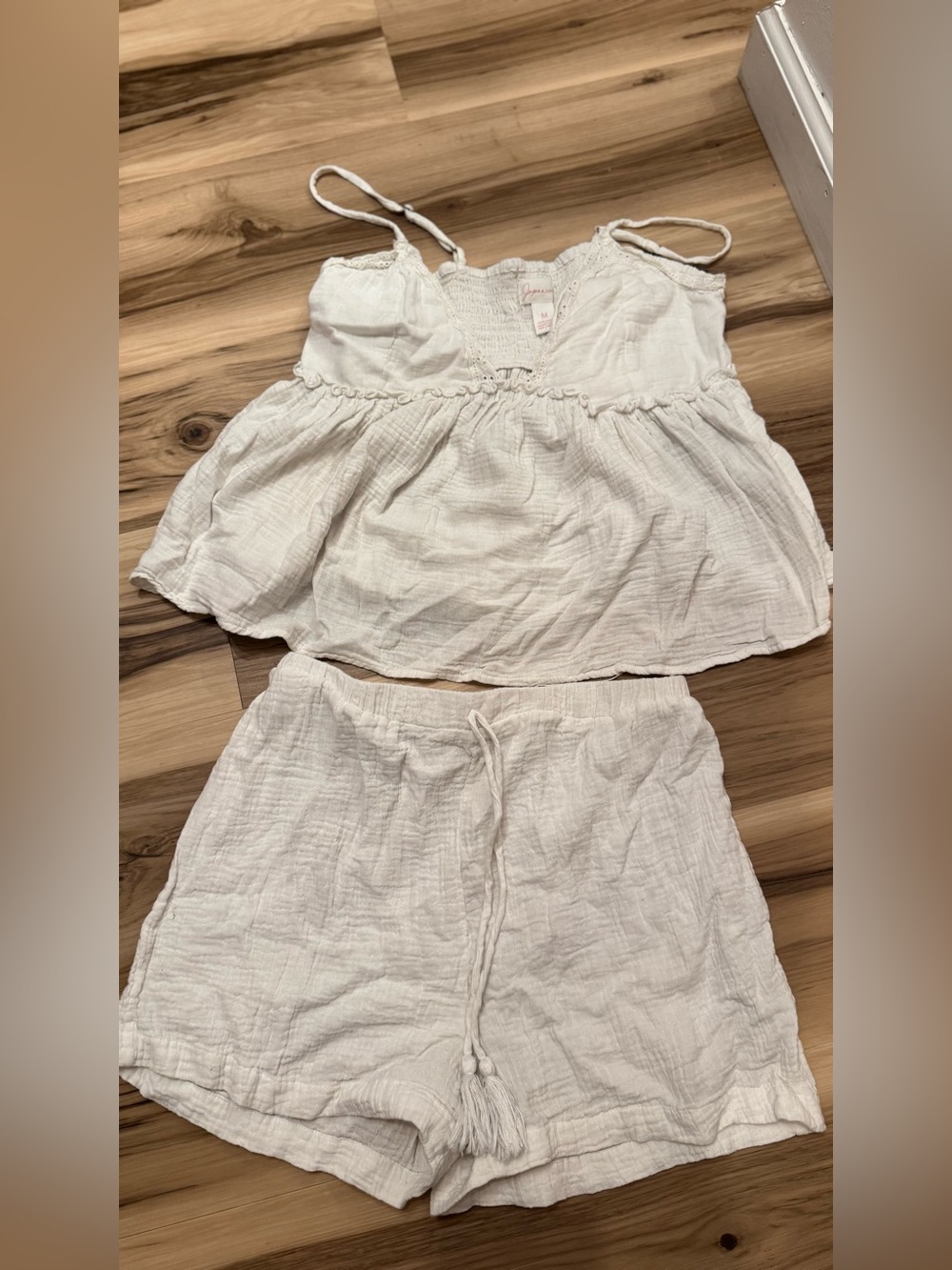 Women’s White Gauze Two-Piece Eyelet Drawstring Ruffled Cami & Shorts Set Med